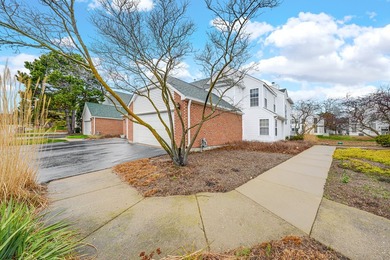 Beach Townhome/Townhouse Active Under Contract in Lake Bluff, Illinois